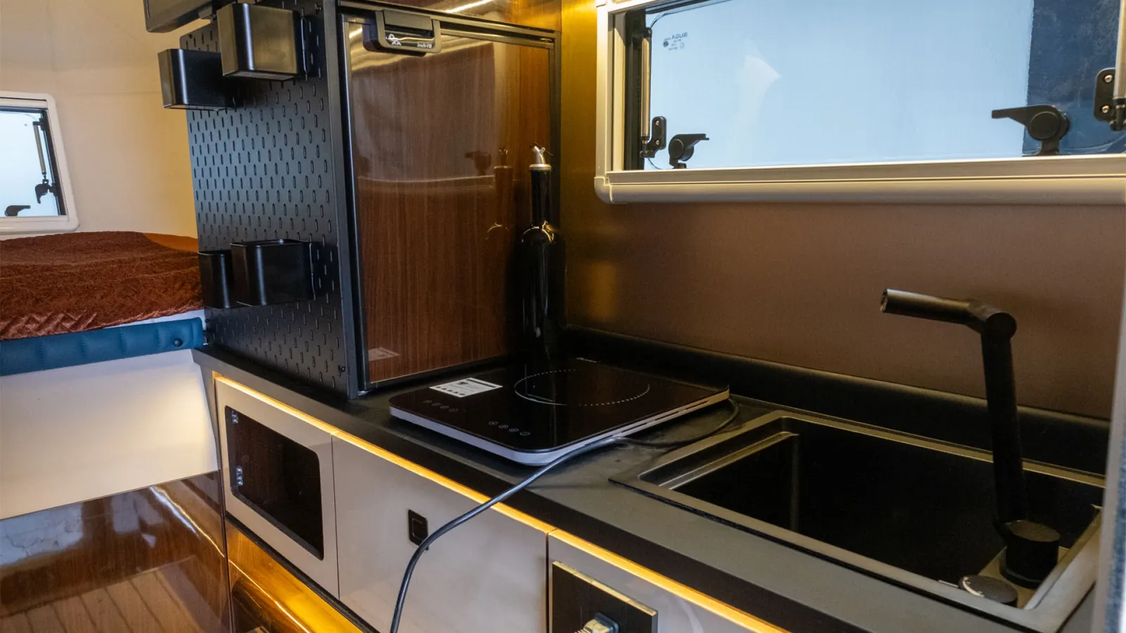 Cyberglad: sink and the portable cooktop on the counter