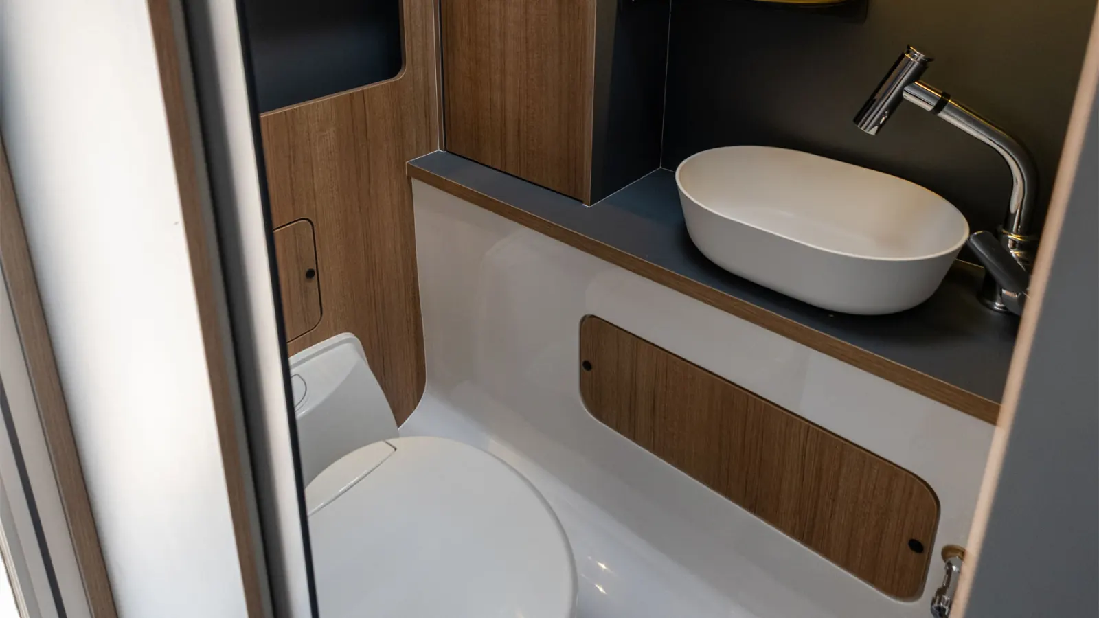 Gladiator L: the toilet room inside, with washbasin