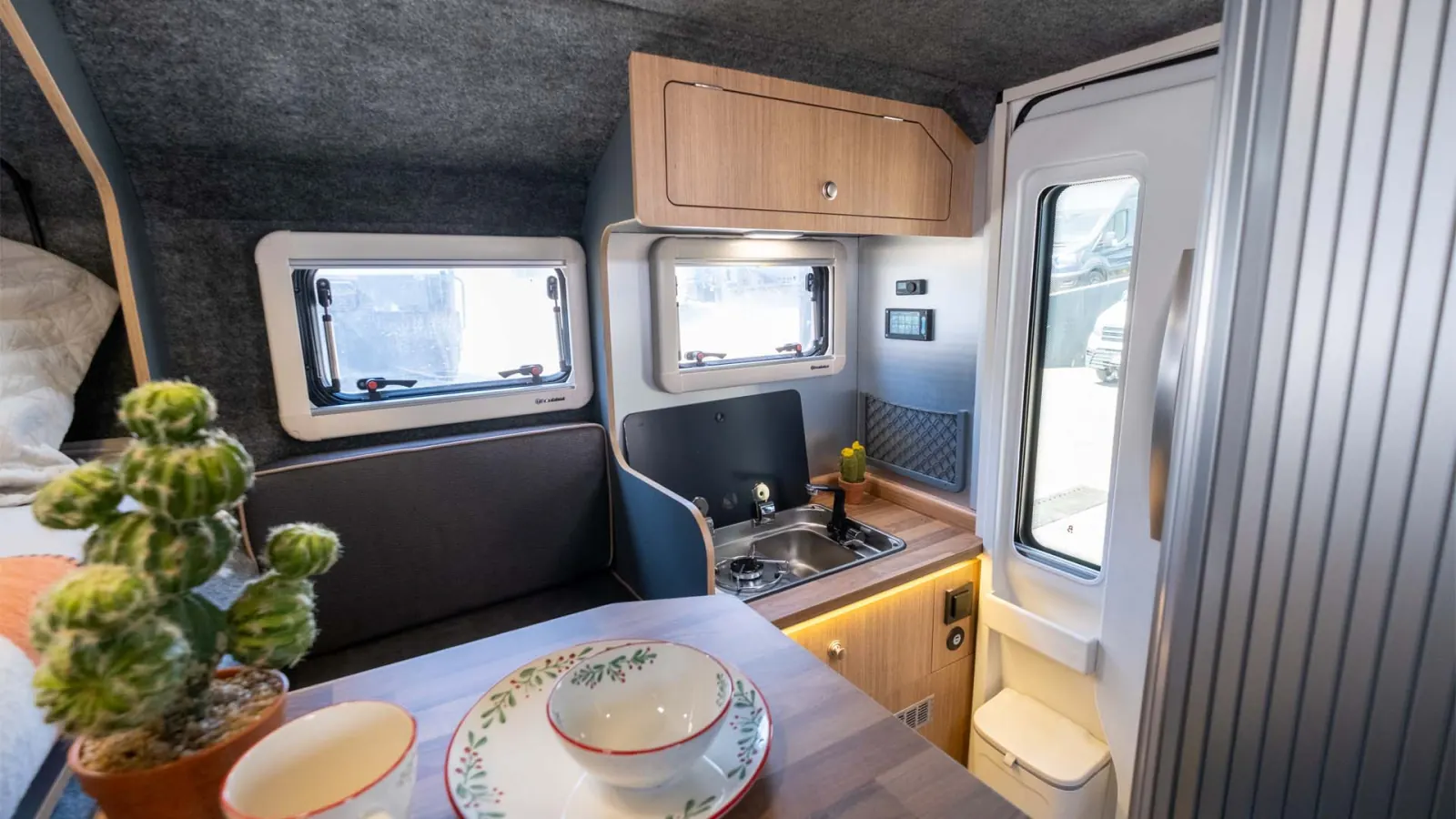 Gladiator S: kitchen corner by the door, portable toilet stowed beside it; the hob is the gas option