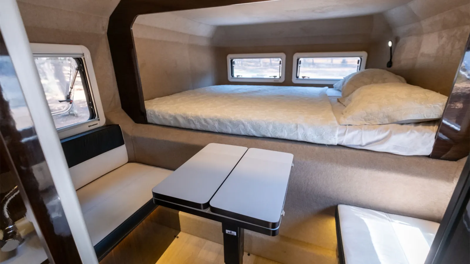 Gladiator SE: dinette with its folding table, under the main bed
