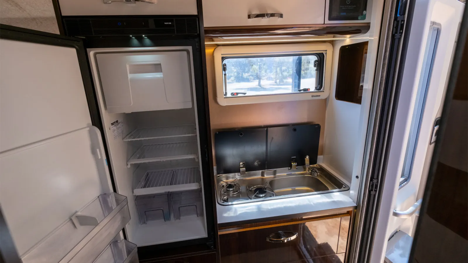 Gladiator SE: the tall 90 L fridge beside the kitchen; the hob is the gas option
