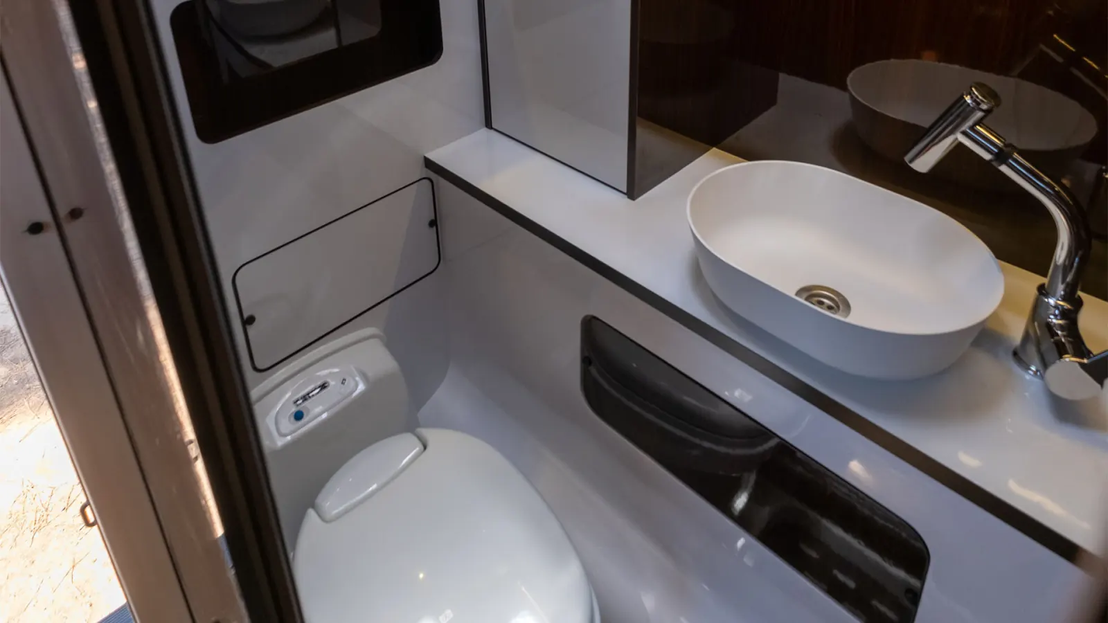 Gladiator SE: the toilet room: cassette toilet and washbasin