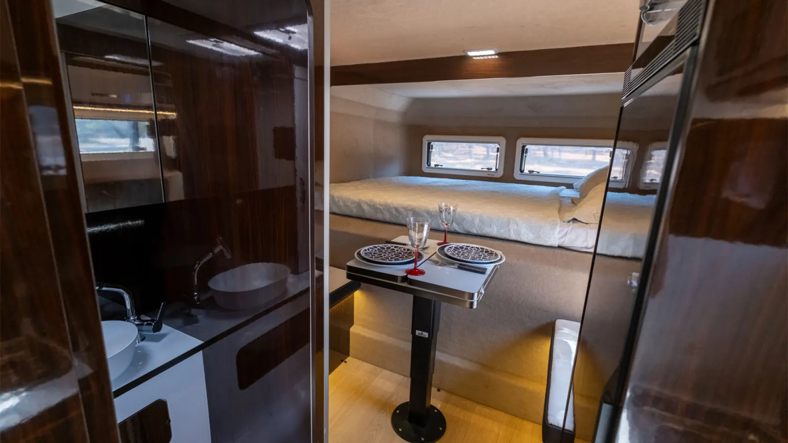 Gladiator SE: gloss walnut finish, looking through to the dinette and bed
