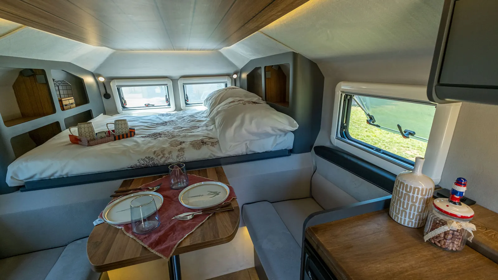 Gladiator SM: dinette for two under the main bed