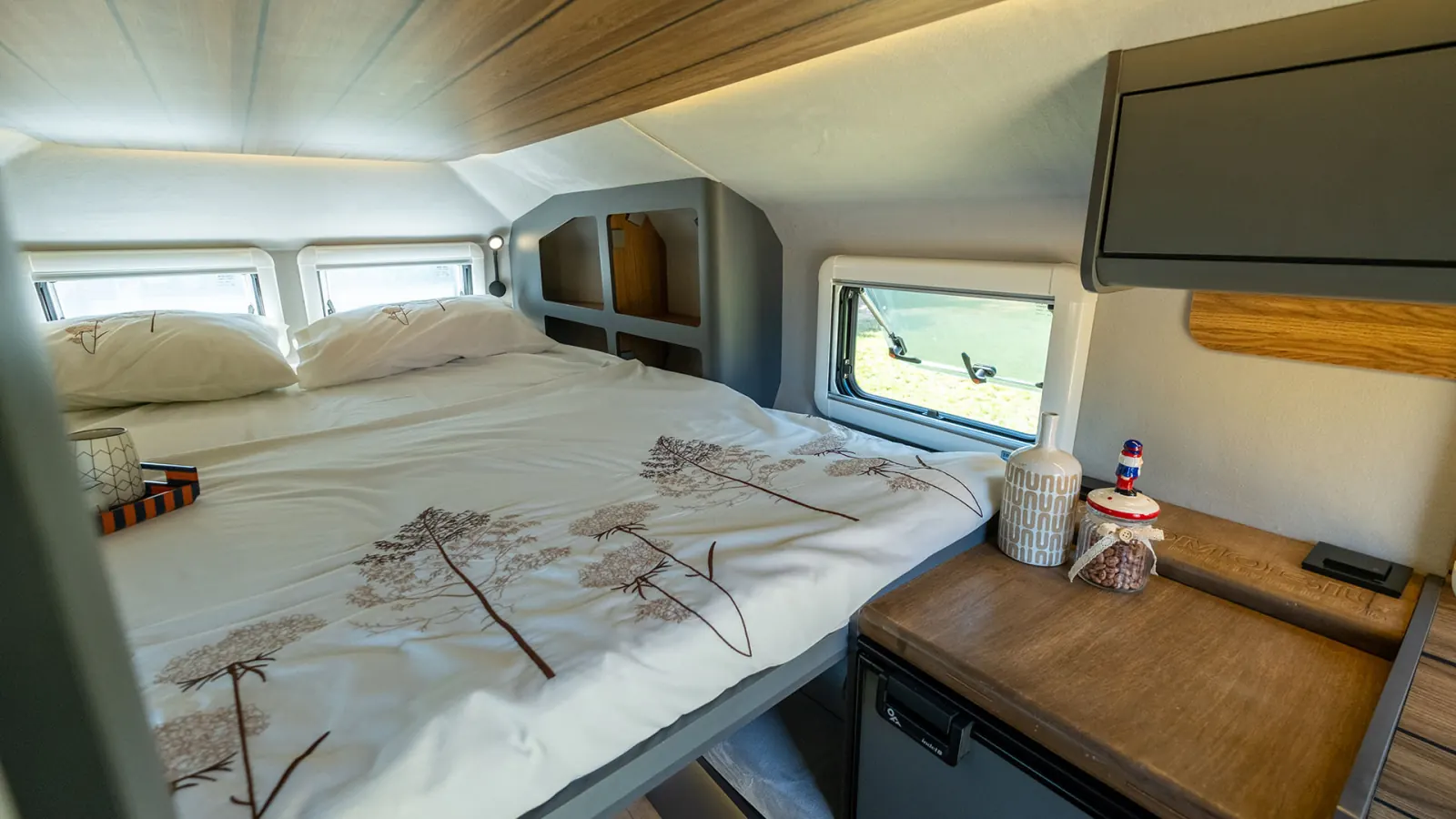 Gladiator SM: main bed across the front, above the cab