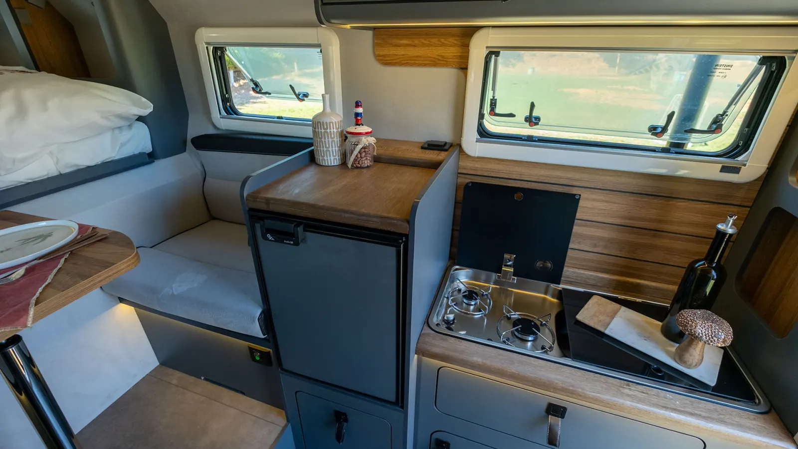 Gladiator SM: kitchen with fridge and sink; the hob is the gas option