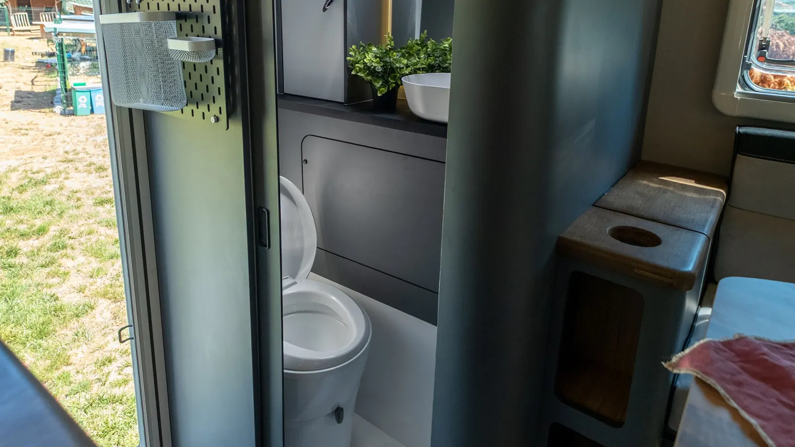 Gladiator SM: the toilet room inside, with cassette toilet and washbasin