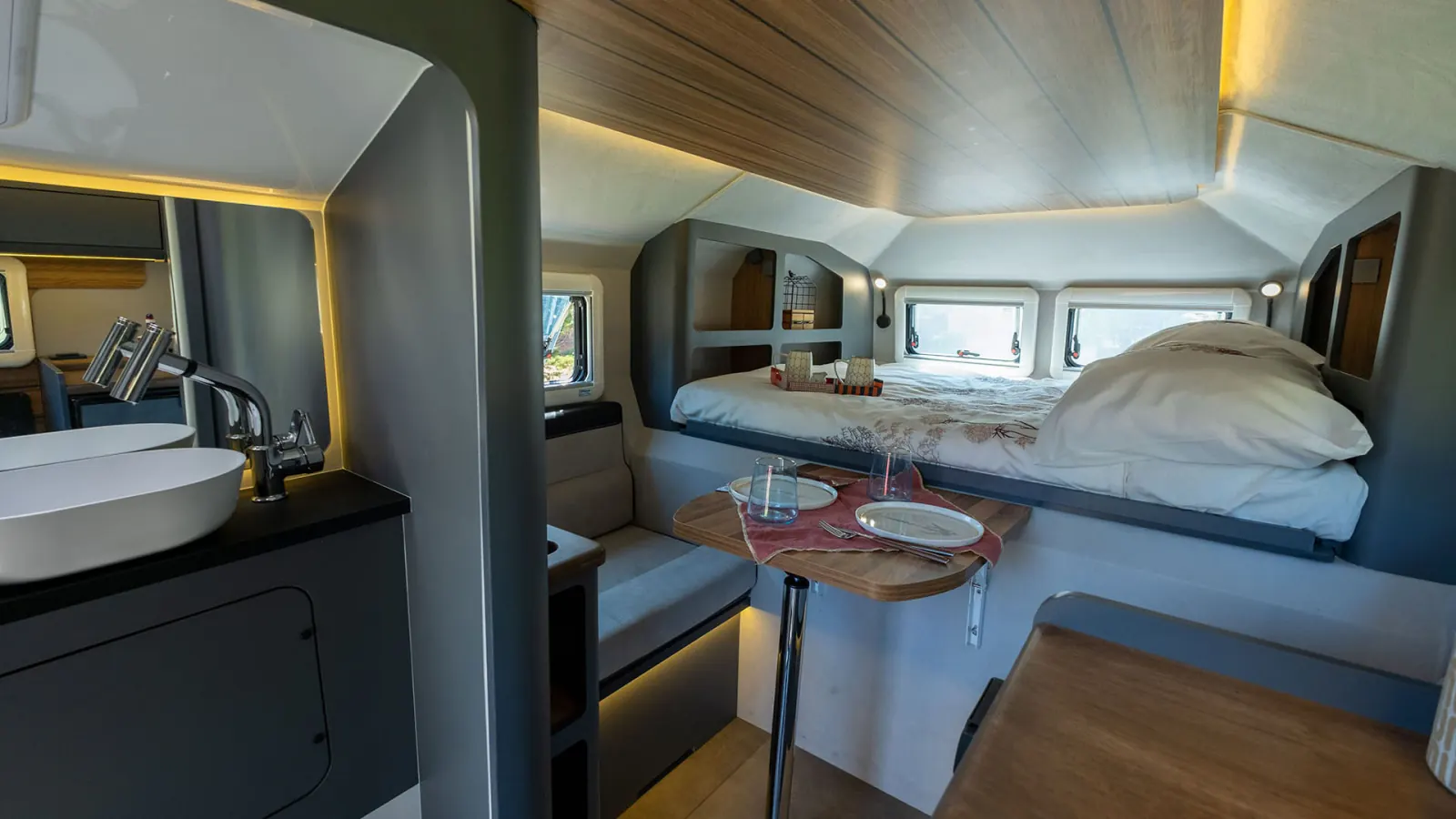 Gladiator SM: washbasin by the door, dinette and bed beyond