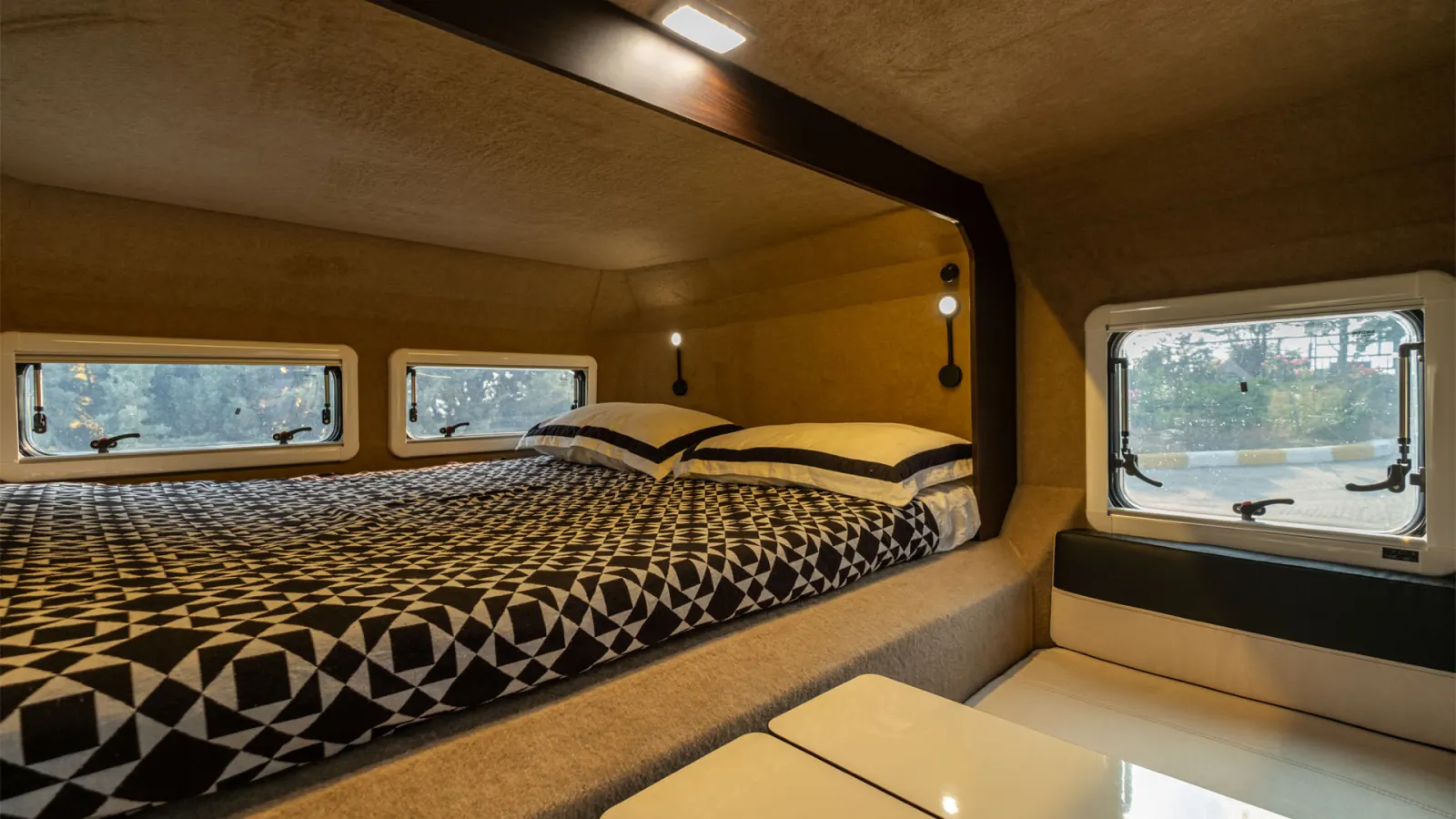 Gladiator XL: main bed over the cab, with windows on three sides