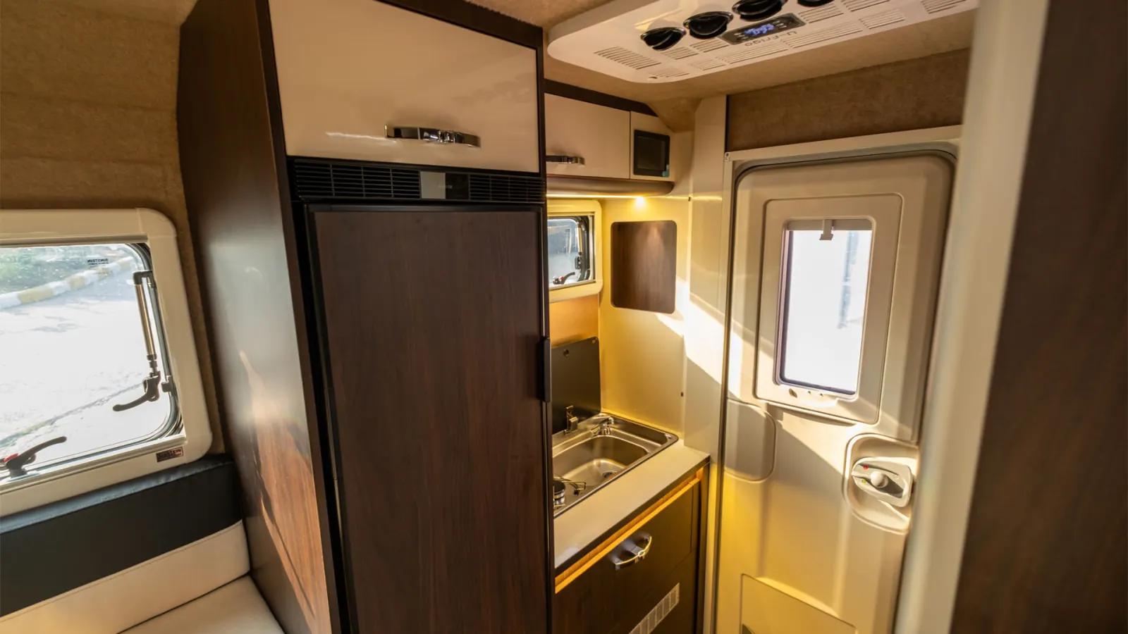 Gladiator XL: the 90 L fridge and the kitchen by the entrance door