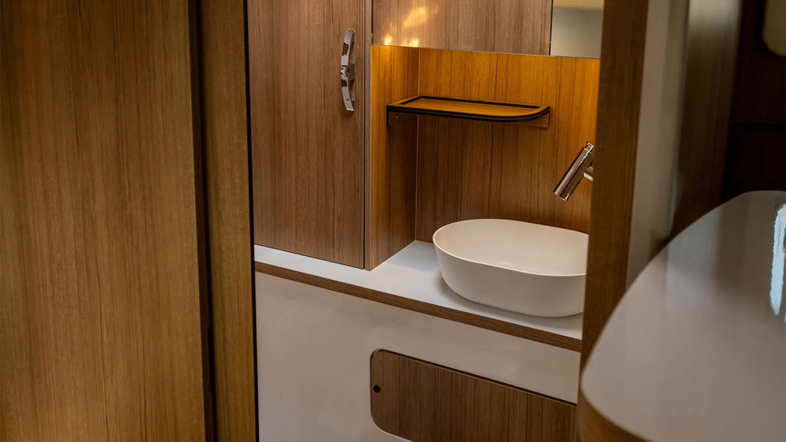 Gladiator XL: washbasin in the toilet room