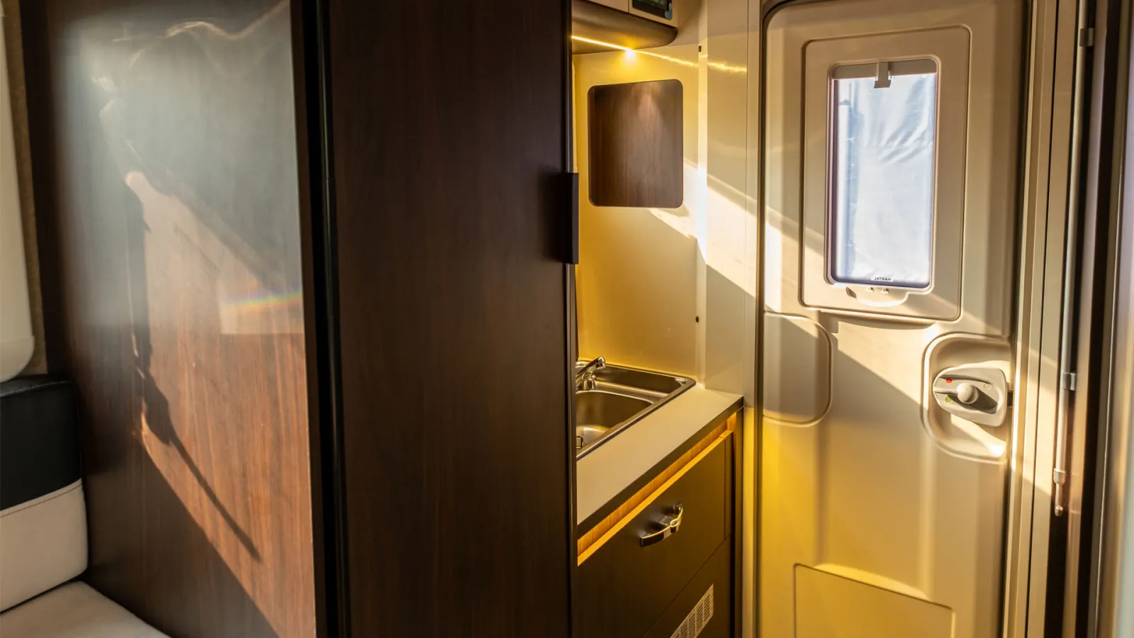 Gladiator XL: sink and storage by the entrance door