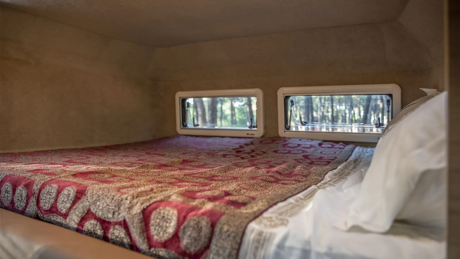 Gladiator XLE: main bed over the cab, with its two front windows