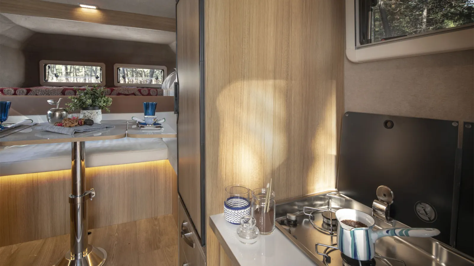 Gladiator XLE: kitchen beside the dinette; the hob is the gas option