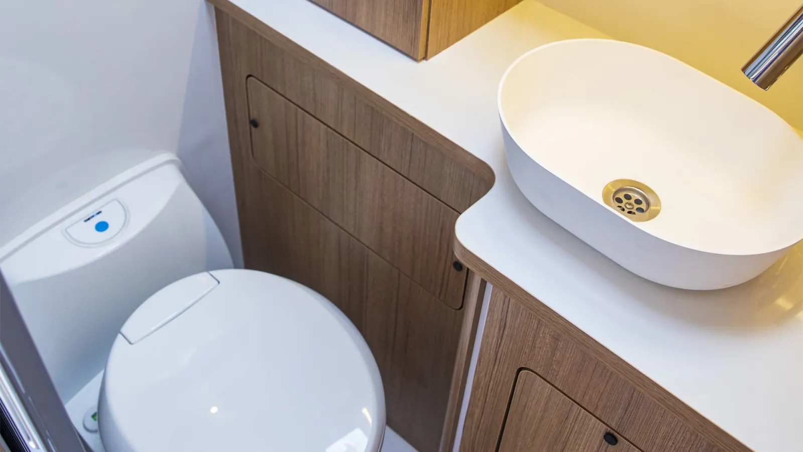 Gladiator XLE: the toilet room: cassette toilet and washbasin