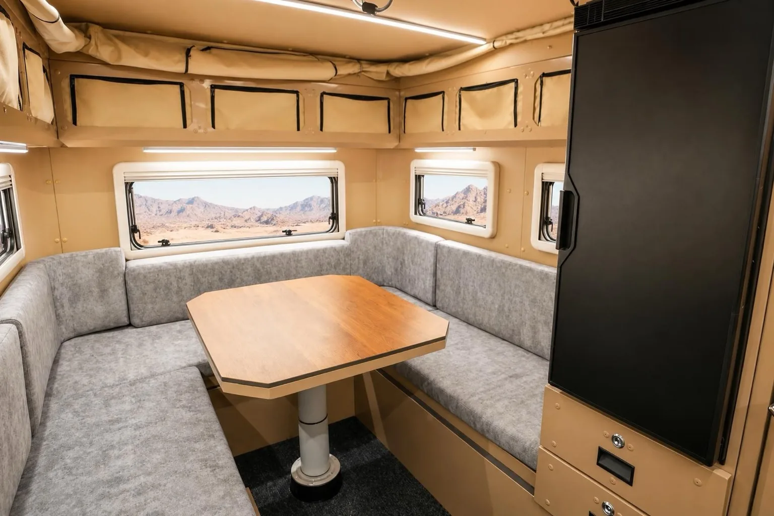NTR3X: u-shaped lounge around the table, set up for the day