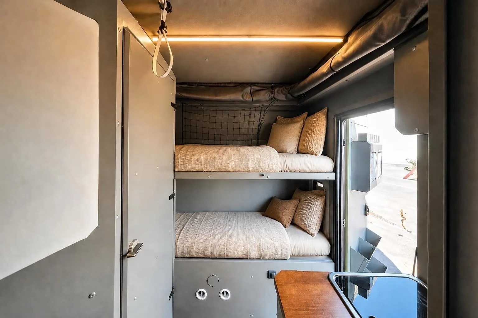 NTR4X: two fixed bunks beside the entrance door